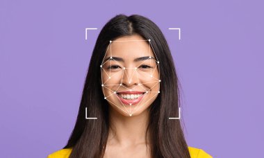 Yüz tanıma teknolojisi yüzünde geometrik çizgiler oluştururken genç bir kadın kendinden emin bir şekilde gülümsüyor. Bu tasvir kimlik tanımlama ve tanıma yöntemlerindeki ilerlemeleri vurgular.
