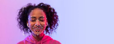 Yüz tanıma teknolojisi özelliklerini ön plana çıkarırken genç bir insan gülümsüyor.