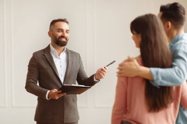 Emlakçı Konsepti ile görüşme. Profesyonel Emlakçı Genç Arap Çifte Yeni Ev Gösteriyor, Millennial Yeni Evli Çiftlerin Modern Ev 'de Yeni Ev Alması veya Kiralaması, İlk Daire Seçimi