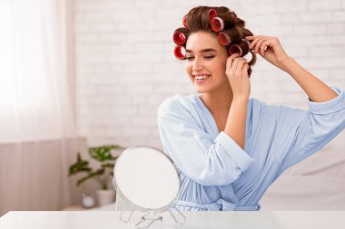 Evdeki yatak odasında aynanın önünde oturan kıvırcık saçlı, çekici kız. Seçici Odaklanma, Boşluğu Kopyala