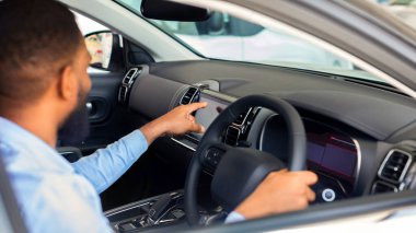 Otomobil Salonunda Yeni Araba Seçen Siyahi Adam, Afrika kökenli Amerikalı Erkek Müşteri Otomobilin İçinde Oturuyor ve Modern Satış Merkezinde Araç Alırken Çokluortam Ekranına Dokunuyor, Kapanış