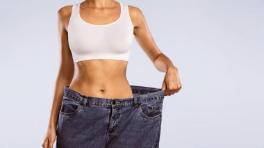 Başarılı Kilo Verme. Yakından bakınca, Slim Young Lady 'nin eski bol pantolonunu çekip harika bir sonuç çıkardığı görülüyor. Kadın Zayıflatıcı Kilo Verme Hedefine Ulaştı. Sancak, Boş Kopyalama Alanı