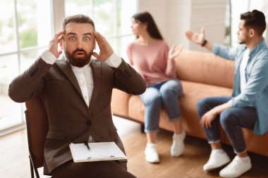 Terapi seansı sırasında tartışan çift şoke olmuş psikoterapist tartışmalarını, danışman adamın birbirine dokunmasını, evliliğin kurtarılmasına yardım edememesini engelleyemedi.