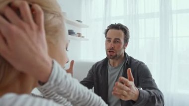 Bir erkek, doğal ışıkla dolu bir evde bir kadınla karşılaşırken hayal kırıklığını ifade eder. Bu etkileşimler, artan gerginlikleri, iletişim ve çatışma sorunlarını vurguluyor.