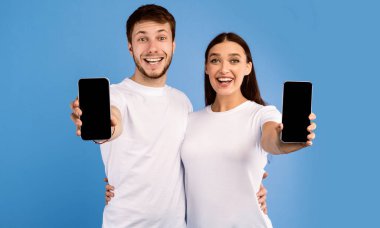 Kullanışlı Uygulama veya Web Sitesi. Siyah, boş cep telefonu ekranı, boş alan gösteren heyecanlı çift.