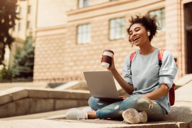 Modern İletişim. Neşeli Siyahi Öğrenci Sohbeti Bilgisayarda Video Görüşmesi Bilgisayarda Öğrenme Çevrimiçi Oturma, Kulaklık Giyme. Modern E-Öğrenme. Boş Alan