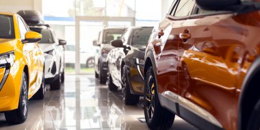 VIP showroom 'da sergilenen yepyeni lüks arabaların yakın çekimleri, en yeni parlak otomobiller, farklı renkler ve özellikler büyük galeride sıralanmış, büyük otomobil salonu, kopyalama alanı