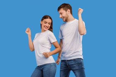 Hayatın tadını çıkarıyorum. Mutlu partnerler dans ediyor ve pastel mor stüdyo arka planında eğleniyor, telif alanı, izole edilmiş