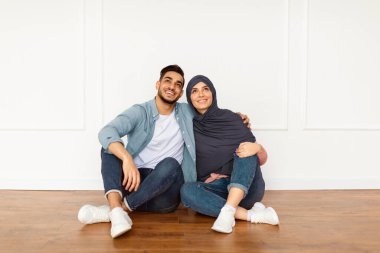 Geleceği hayal etmek. Yeni dairenin beyaz duvarına yaslanmış, bedava fotokopi odasına bakan gülümseyen Müslüman çiftin portresi. Neşeli adam ve tesettürlü kadın.