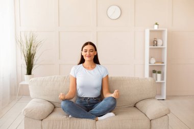 Meditasyon. Huzurlu Kadın Nilüfer Yogası 'nda meditasyon yapıyor Evdeki koltukta dinleniyor. Boşluğu Kopyala