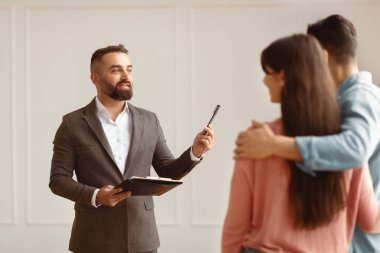 Konut Sunumu. Profesyonel uzman danışman pazarlamacı toplantıda müşterilerle konuşuyor, sigorta komisyoncusu genç çifte danışıyor, ailesine finansal iş tavsiyeleri veriyor.