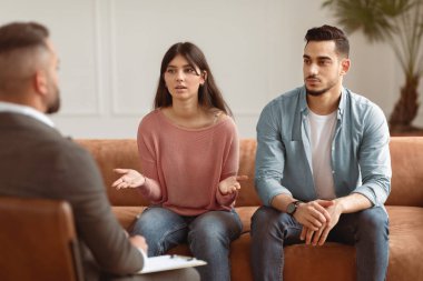 Ciddi bir genç bayanın portresi psikolog danışmanıyla konuşuyor. Kocasıyla olan ilişkisinden şikayet ediyor. Aile danışmanlığı terapi seansında sorun hakkında konuşuyor.