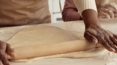 Bir anne ve kız mutfaklarında neşeyle yemek pişiriyorlar. Birlikte hamur işleriyle uğraşıyorlar, lezzetli hamur işleri yapıyorlar, aynı zamanda özel anları paylaşıyorlar ve gülüyorlar..