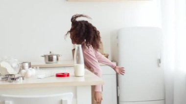 Neşeli bir anne ve kızı mutfakta işbirliği yapıp hamur işleriyle uğraşırlar. Gülüşleri ve kahkahaları paylaşıyorlar, sıcak bir evde birlikte yemek pişirmenin eğlencesini kucaklıyorlar..