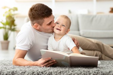 Çocuk Bakımı. Genç Baba 'nın kitap okuması ve tatlı bebeğini öpmesi, Milenyum Baba' nın bebek bebekle vakit geçirmesi, babalık izninin tadını çıkarması,