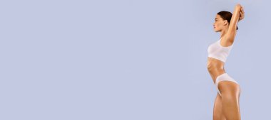 Profil Tarafı Görünümü Mükemmel İdeal Vücut Şekline sahip Güzel Sıska Kadının Portresi Mavi Stüdyo Arkaplanında İzole edilmiş Kadın İç Çamaşırlı Kadın Kollarını açmış, kendini eğleniyor