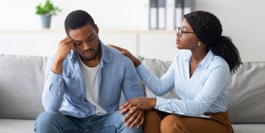 Depresyondan muzdarip siyahi bir adam, danışmanı onu ofisinde destekliyor. Umutsuz erkek hasta psikologa danışıyor, ruh hali bozukluğunun profesyonel tedavisini görüyor.