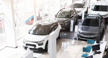 Çok sayıda yeni modern spor, aile, orta, çok amaçlı arabalar, farklı renkler ve büyük lüks galeri salonlarında gösterilen özellikler. Satılık otomobiller, otomobil galerisi, kopyalama alanı