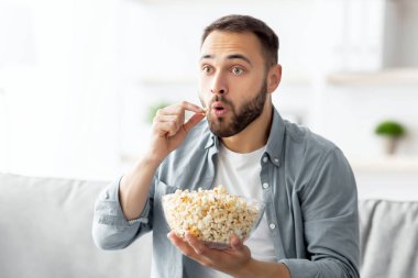 Milenyum Kafkasyalı adam evde televizyon izlerken patlamış mısır yiyor. Televizyondaki ilginç programdan hoşlanan genç adam şaşırdı. Atıştırmalık yiyor, kanepede oturuyor. Yurt içi hobiler