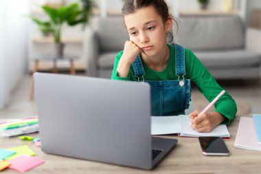 Çocuk Eğitimi. Bilgisayar ekranına bakarak ev ödevi yapmaktan sıkılmış bir öğrenci, sınava hazırlanan üzgün bir genç kız, edebiyat araştırması yapan bir kitap yazarı.
