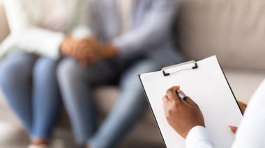 Siyahi evli çiftlerin ve psikoterapistlerin etkili bir seanstan sonra ofiste toplanması, seçici bir odak noktası. Tanımlanamayan eşler psikologla başarılı bir istişareden sonra el ele tutuşuyorlar.