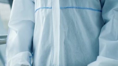 Havaalanında devam eden sağlık önlemleri ve turizm sorunları arasında seyahat etmeye hazırlanırken koruyucu giysiler ve maskeler giymiş bir grup Afro-Amerikan milenyumu.