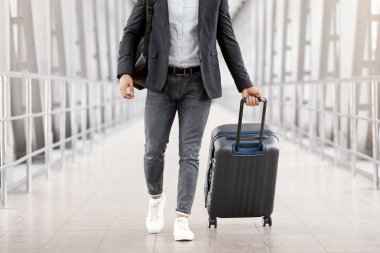 Hava Yolları. Havaalanı Terminali 'nde gülümseyen genç bir Arap' ın portresi sırt çantası taşıyan yakışıklı bir Orta Doğulu adam uçuş kapısına gidiyor.