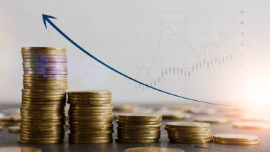 Finansal büyüme kavramı. Masadaki altın para yığınları ve ekonomik grafikler ve arkaplandaki diyagramlar üzerine ok yükseltmek, ticari başarı veya kâr elde etmek için yaratıcı kolaj, kopyalama alanı