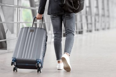 Havaalanı Terminalinde Tanımlanamayan Adam 'ın Arka Görüntüsü, Erkek Yolcu Uçuş Kapısı' na Gidiyor, Seyahate Hazır, İş Seyahati, Kesilmiş Resim, Kopyalanmış Uzay