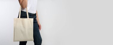 Plastik yok. Tanınmayan Lady Holding Eco Bag Stüdyoda Beyaz Arka Plan Üzerinde Poz. Panorama, Kırpılmış, Kopyalama Alanı