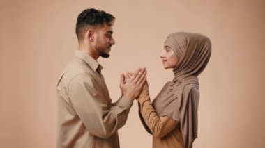 Tarafsız bir geçmişi olan genç evli bir çift stüdyoda karşı karşıya duruyor. Karı koca sevgi dolu bir şekilde iletişim kuruyor. Bağlarını ve birlikteliklerini sergiliyorlar..