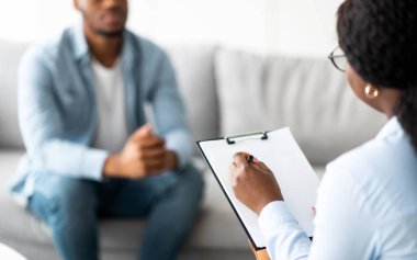 Depresyonlu genç bir zenci ya da travma sonrası stres bozukluğu olan klinikte psikoterapistle seans yapan, seçici odaklı. Üzgün Afrikalı Amerikalı adam duygusal sorunlar yaşıyor, profesyonel psikolojik yardım alıyor.