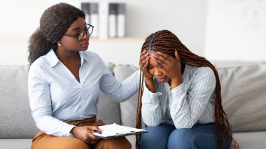 Sinir krizi geçiren psikoloğu olan zenci bir kadın klinikteki danışmanla seans yapıyor. Profesyonel psikoterapist, depresyondaki kadın hastayı ofisinde rahatlatıyor.