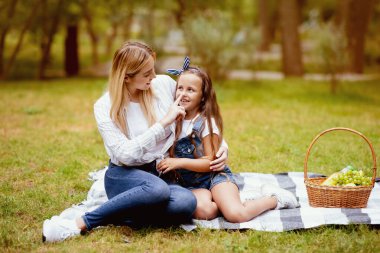 Genç Anne Kızların Burunlarına Dokunuyor, Hafta sonu parkta piknik yapıyorlar. Boş Alan