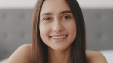 Evde şımartma seansına katılan genç bir Orta Doğulu kadın cilt bakımına ve saç bakımına odaklanıyor. Öz bakıma öncelik verirken kendine güven ve sükunet yayıyor..