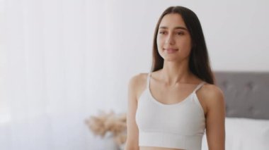 Genç bir Orta Doğulu kadın evinde kendini şımartıyor, cilt ve saç bakımına odaklanıyor. Parlak ve misafirperver bir ortamda güven ve rahatlama yayar..