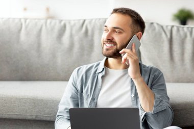 Evde dizüstü bilgisayar ve cep telefonu kullanan, serbest çalışan mutlu bir genç. Milenyum adamı arkadaşlarıyla sohbet ediyor, iş görüşmesi sırasında telefon görüşmesi yapıyor.