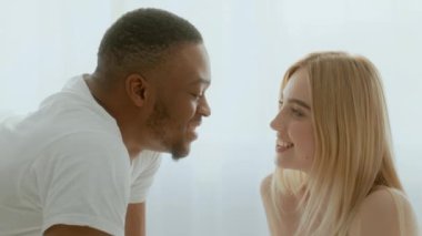Genç, çok ırklı bir çift, sıcak yatak odalarında bir anlık yakınlık kurmaktan zevk alır. Gülüşleri ve gülüşleri birbirlerine olan derin bağlarını ve sevgilerini yansıtıyor..