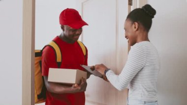 Kırmızı şapkalı ve gömlekli bir adam apartman girişindeki bir kadına paket teslim ediyor. Şehir merkezlerindeki teslimat hizmetlerinin dostane doğasını vurgulayarak sıcak bir ilişki kurarlar..