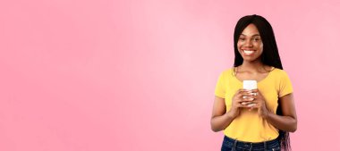 Afrikalı Amerikalı Kadın Tutucu Smartphone Stüdyoda Mavi Arkaplanda Poz Veriyor, Kameraya Gülümsüyor. Siyah Milenyum Kadını Cep Telefonu Mesajlaşması ve İnternet Taramasında Yeni Uygulama Kullanıyor