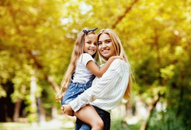 Neşeli Genç Anne, Kızını Kucağında Kucaklıyor Dışarıda Parkta Birlikte Zaman Geçiriyor. Boşluğu Kopyala