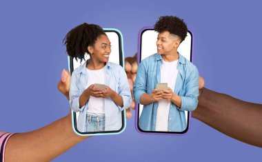 Mutlu bir çift, akıllı telefonları aracılığıyla iletişim anlarını paylaşıyor. İfadeleri, sanal bir sohbete girişirken sevgi ve sevgiyi yansıtır. Rahat bir atmosferde birlikteler..