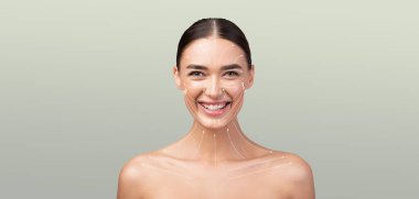 Bir kadın, cilt bakımı rutinini kucaklarken gülümsüyor. Çıplak omuzları ve ışıl ışıl cildi, huzurlu ve minimalist bir ortamda rahatlama ve kendine özen gösterdiğini gösteriyor..