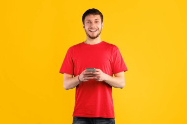 Akıllı telefon kullanan, sohbet eden, SMS yazan, posta kutusu için tebrik mesajları alan, kameraya aşırı neşeli bakan, kablosuz internete bağlı,