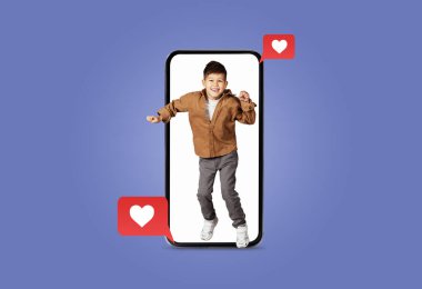 Genç bir çocuk, kalp simgeleriyle çevrili bir akıllı telefon ekranında neşeyle dans ediyor. Canlı ayar teknolojiyle heyecan ve bağlantı gösteriyor. Sevgililer Günü için mükemmel..