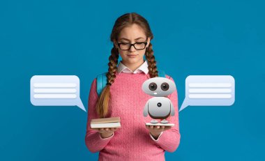 Gözlüklü genç bir öğrenci, parlak mavi bir arkaplan önünde kitap ve robotik asistan tutuyor. Yapay zekanın eğitim uygulamaları üzerindeki etkisini anlatıyor..