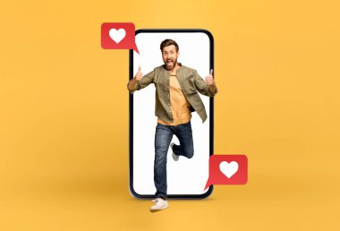 Neşeli bir insan kalp sembolleri gösteren konuşma baloncuklarıyla büyük bir akıllı telefondan atlıyor. Bu temsil sosyal medya platformlarında modern ilişkileri ve iletişimi vurgular.