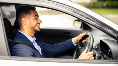 Orta Doğulu genç iş adamı yeni bir araba kullanıyor, ofise gidiyor, dışarıdan çekiliyor, yandan bakıyor. Yakışıklı, başarılı bir Arap menajer. İyi bir günün ardından eve gidip yola bakıyor ve gülümsüyor.