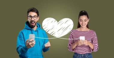 Sevgililer Günü 'nü kutlamak için akıllı telefonlarıyla sevinçle bağlanan bir çift. İfadeleri, sevgi ve mutluluğu yansıtıyor, modern sevgi ve iletişimi gösteriyor..
