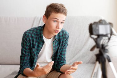 Genç blogcu görüşünü takipçilerle paylaşıyor, profesyonel kamerayla ev videosu çekiyor